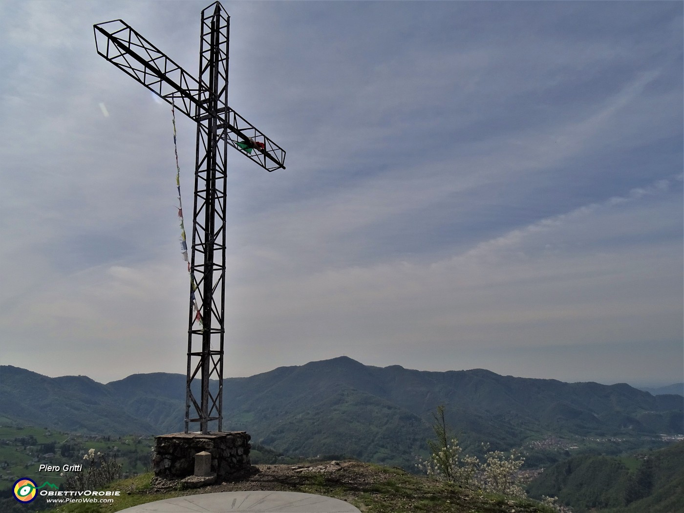 49 Alla croce di vetta del Pizzo di Spino (958 m).JPG